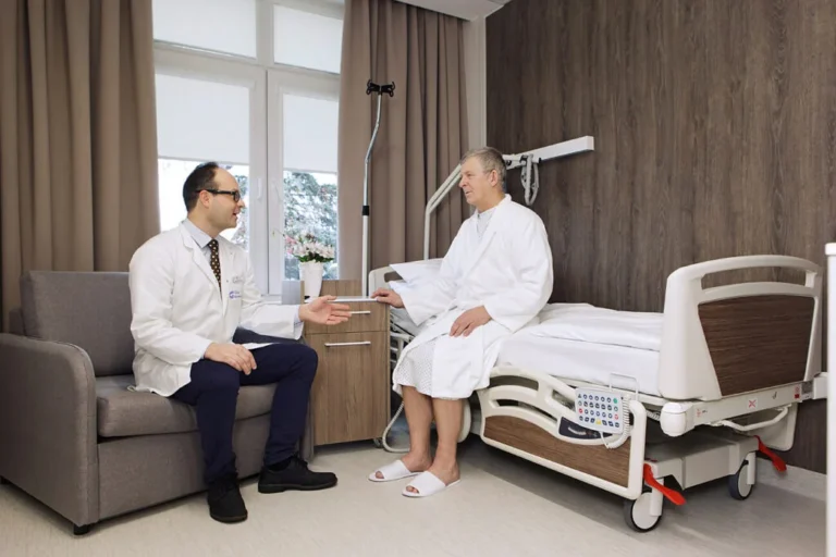 Ortopedas-traumatologas-ir-pacientas-„Gijos-Klinikų“-palatoje-1024x683